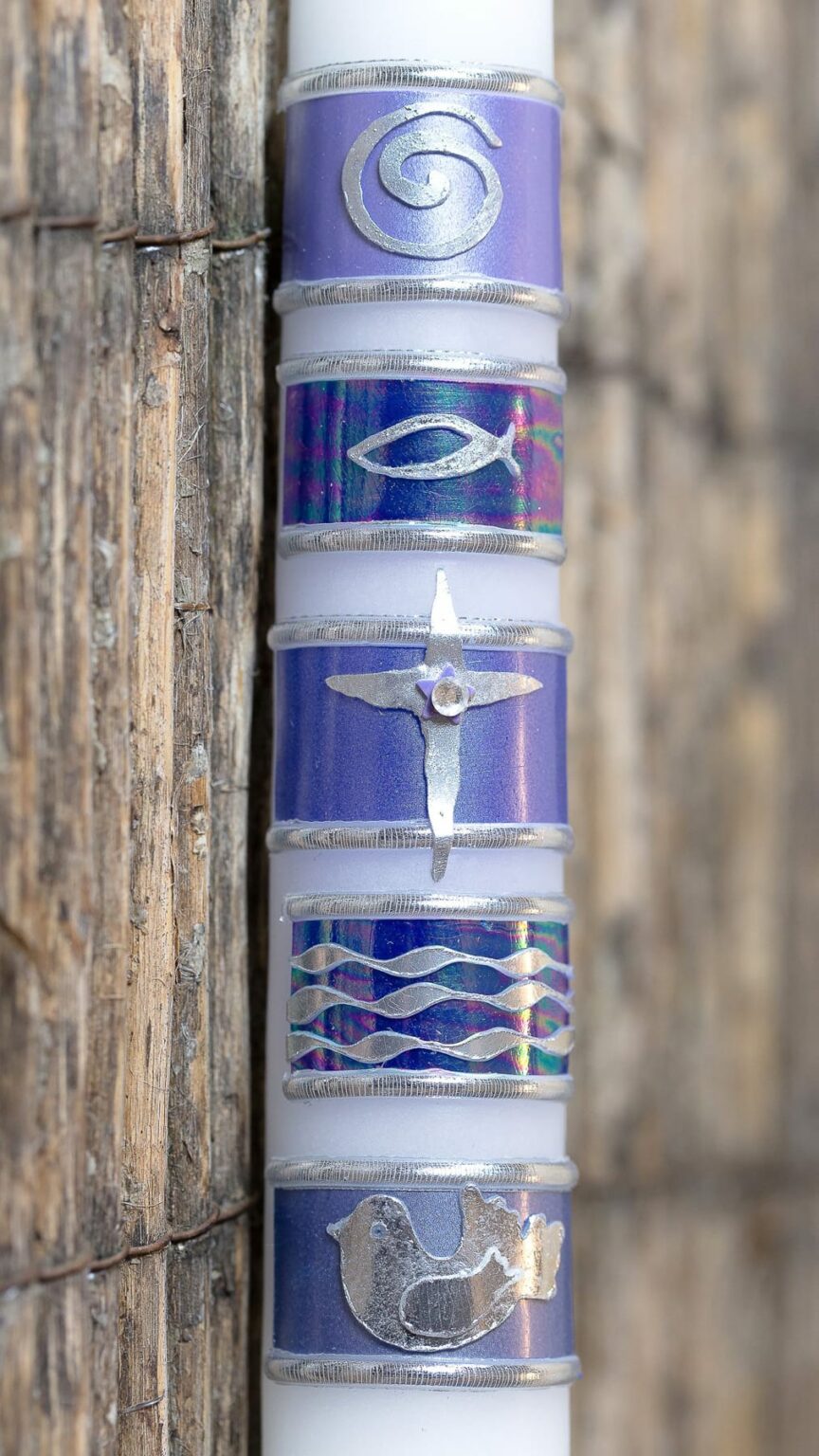 taufkerzehandgemachtviolettsymboletaufe 2